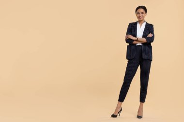 Bej arkaplanda güzel sekreter, metin için boşluk