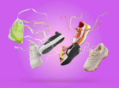 Mor arka planda havada farklı stil spor ayakkabıları, kolaj tasarımı