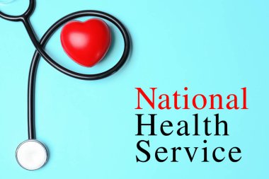 Ulusal Sağlık Servisi (NHS). Stetoskop, küçük kalp ve turkuaz arka plan, üst görünüm