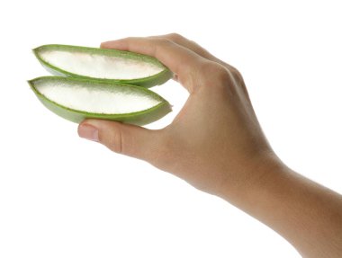 Beyaz arka planda aloe vera dilimleri tutan kadın, yakın plan.