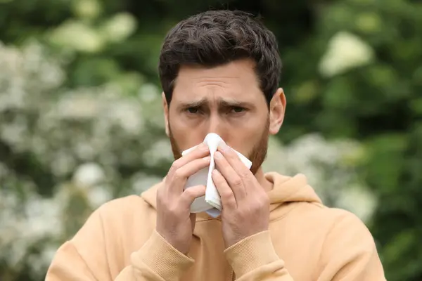 Hombre Que Sufre Alergia Estacional Primavera Aire Libre —  Fotos de Stock