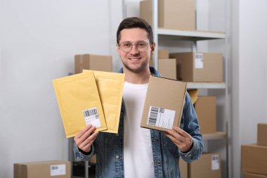 Ofiste paketli satıcı. Çevrimiçi mağaza
