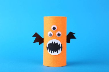 Açık mavi arka planda ürkütücü bir canavar. El yapımı Cadılar Bayramı dekorasyonu