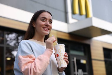 Lviv, Ukrayna - 26 Eylül 2023: McDonald 's açık havada içen kadın, mesaj için yer
