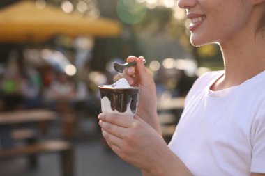 Lviv, Ukrayna - 26 Eylül 2023: McDonald 's dondurmalı kadın, yakın plan. Metin için boşluk