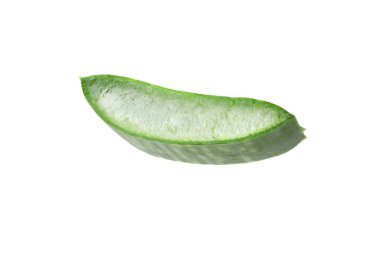 Yeşil aloe vera dilimi beyaza izole edilmiş