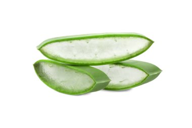 Yeşil aloe vera dilimleri beyaz üzerine izole edilmiş