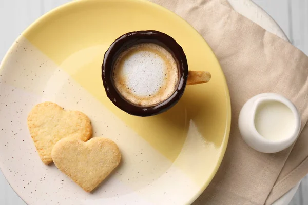 Finom Ehető Keksz Csésze Kávé Tej Szív Alakú Cookie Asztalon — Stock Fotó
