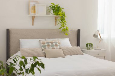 Şık bir yatak odası. Geniş konforlu yatak odası ve komodinli.