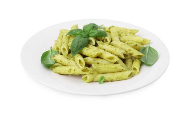 Pesto soslu lezzetli makarna ve beyaz üzerine izole edilmiş fesleğen
