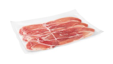 Lezzetli dilimlenmiş jamon paketi beyaza izole edilmiş.