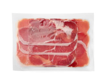 Bir paket leziz dilimlenmiş jamon beyaza izole edilmiş.