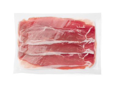 Bir paket leziz dilimlenmiş jamon beyaza izole edilmiş.