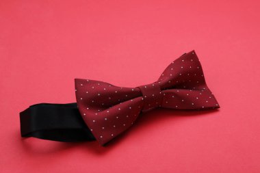 Kırmızı arka planda şık bordo papyon.