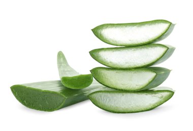 Yeşil aloe vera dilimleri beyaz üzerine izole edilmiş