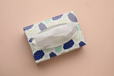 Bej arka planda kağıt mendil kutusu, üst görünüm