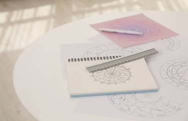 Astrolojik tahminler için beyaz masa üzerinde Zodiac tekerlekleri. Falcı.