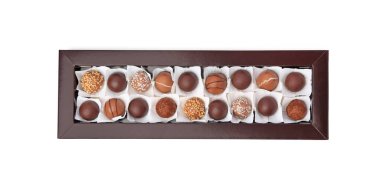 Beyaz manzaralı, nefis çikolata şekerleriyle dolu bir kutu.