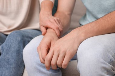 Anne oğlunu teselli ediyor, yakın plan. Gençlik sorunları