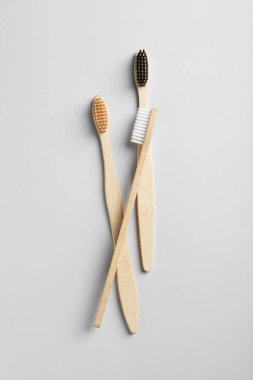Beyaz arka planda bambu diş fırçaları, düz yatış
