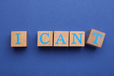Motivasyon konsepti. Cümleyi I Can 'dan I Can' a değiştiriyorum. Küpü mavi arkaplandaki T harfi ile kaldırıyorum. Üst görünüm