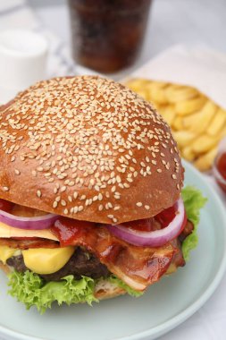 Pastırmalı lezzetli hamburger, köfte ve sebzeler masada, yakın plan.