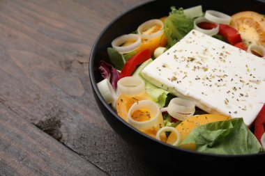 Tahta masada pırasa ve peynirli bir kase lezzetli salata, yakın plan. Metin için boşluk