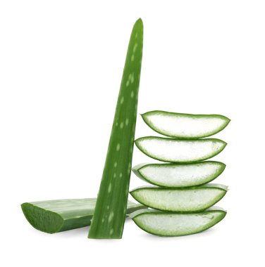 Yeşil aloe vera dilimleri beyaz üzerine izole edilmiş