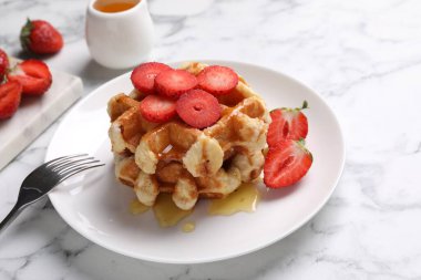 Beyaz mermer masada çilekli Belçika waffleları ve bal, yakın plan.