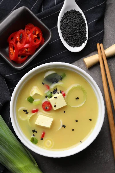 Μπολ Νόστιμη Σούπα Miso Tofu Σερβίρεται Γκρι Τραπέζι Επίπεδη Lay — Φωτογραφία Αρχείου