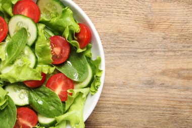 Ahşap masada nefis sebze salatası, üst manzara. Metin için boşluk