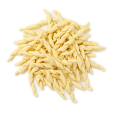 Pişmemiş trofie makarna yığını beyaz, üst manzara izole