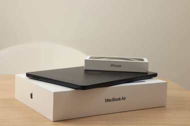 Leiden, Hollanda - 6 Ekim 2023: Modern siyah MacBook Air ve iPhone 15 Pro Max tablosu