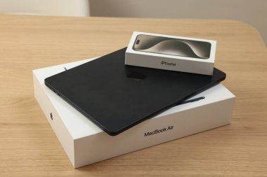 Leiden, Hollanda - 6 Ekim 2023: Modern siyah MacBook Air ve iPhone 15 Pro Max tablosu