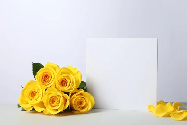 Hermosa Presentación Para Producto Figura Cuadrada Rosas Amarillas Sobre Mesa —  Fotos de Stock