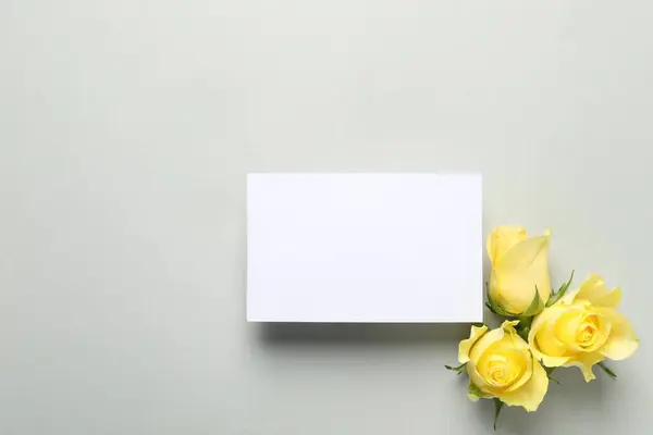 Hermosas Rosas Amarillas Tarjeta Blanco Sobre Fondo Gris Claro Planas —  Fotos de Stock