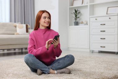 Memleketteki akıllı telefondan mesaj yollayan mutlu kadın. Metin için boşluk