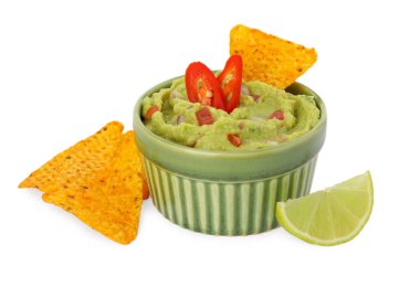 Bir kase lezzetli guacamole, limon ve beyaz üzerine izole edilmiş cips.