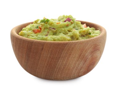 Bir kase lezzetli guacamole, beyaz üzerine izole edilmiş.