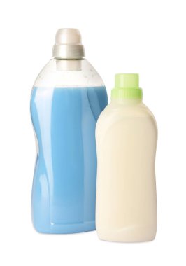 Beyaz üzerine izole edilmiş yumuşatıcı şişeler.