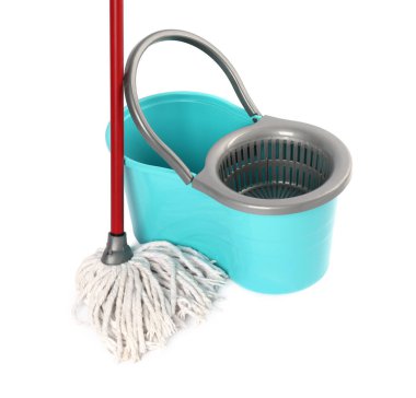 Paspas ve plastik kova beyaza izole edilmiş.