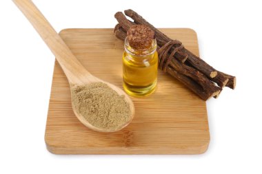 Kurumuş meyan kökü çubukları, toz ve beyaz üzerine izole edilmiş gerekli yağ.