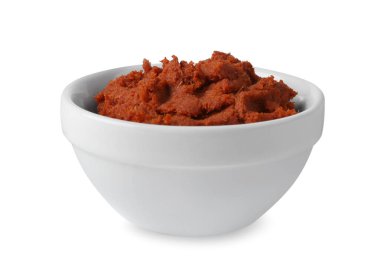 Beyaz tencereye izole edilmiş köri ezmesi.