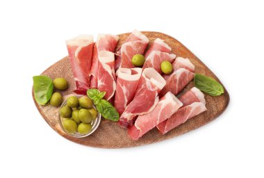 Lezzetli jamon, zeytin ve fesleğen dilimli ahşap tahta beyaz üzerine izole edilmiş, üst manzara.