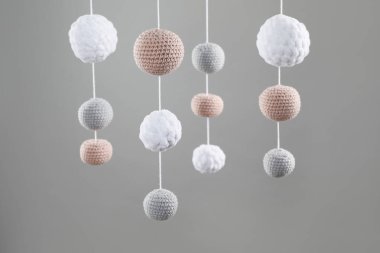 Gri arka planda şirin bebek beşiği aracı