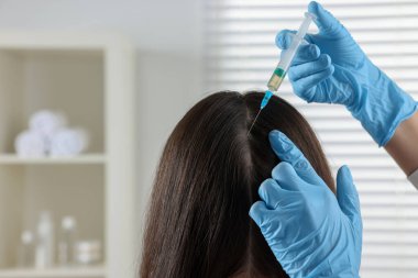 Trikoloğum klinikteki hastaya iğne yapıyor. Metin için boşluk