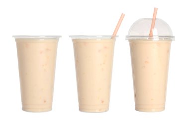 Beyaz üzerine izole edilmiş lezzetli meyve suyu dolu plastik bardaklı kolaj