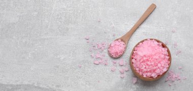 Tabak ve kaşık, hafif desenli masa üzerinde deniz tuzu, düz yatıyordu. Metin için alanı olan pankart tasarımı