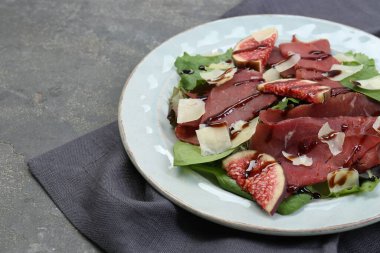 Gri desenli masada nefis bresaola salatası, yakın plan. Metin için boşluk