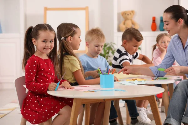 Professor Berçário Grupo Crianças Pequenas Bonitos Fazendo Brinquedos Papel Colorido — Fotografia de Stock